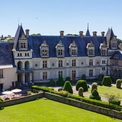 Vue sur la façade Renaissance du château de Châteaubriant et ses jardins