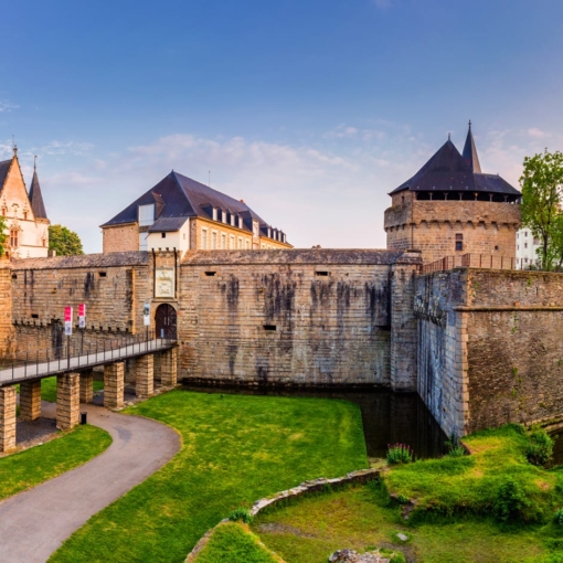 Vue panoramique des remparts et des tours du Château des Ducs de Bretagne avec ses douves