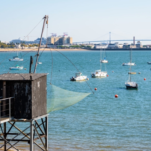 Cabane de pêche sur pilotis avec grand filet, en bord de mer face aux voiliers de Saint-Nazaire