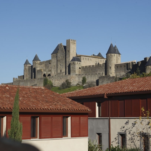 Hébergement Adonis La Barbacane offrant une vue sur les remparts et les tours de la cité de Carcassonne.
