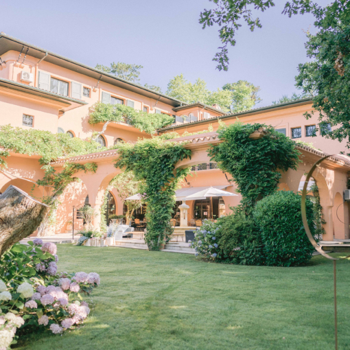 Chantaco Hôtel Golf & Wellness à Saint-Jean-de-Luz entouré de son jardin
