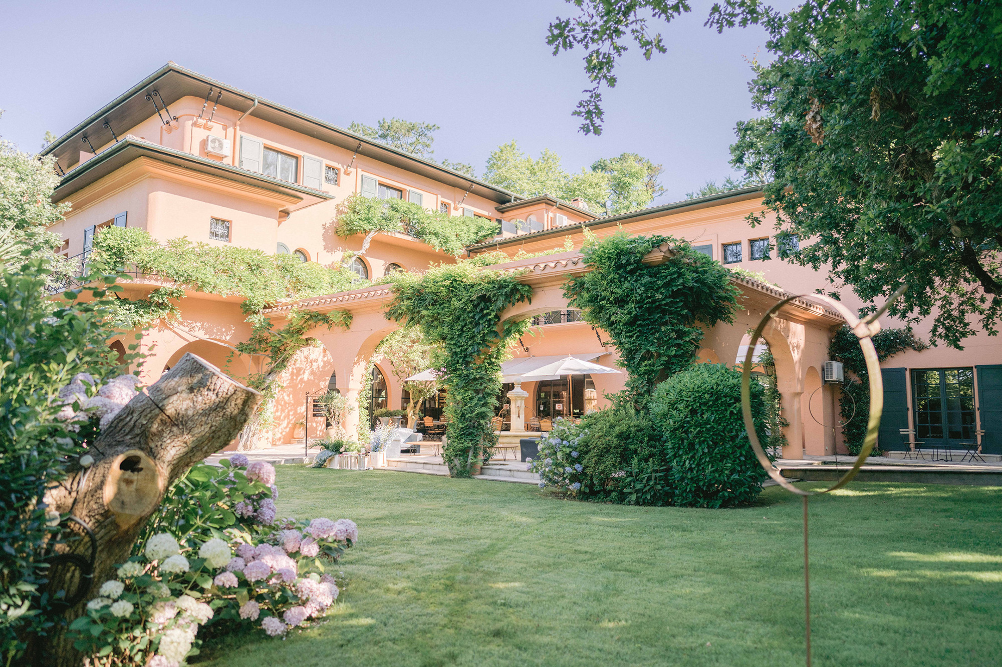 Chantaco Hôtel Golf & Wellness à Saint-Jean-de-Luz entouré de son jardin