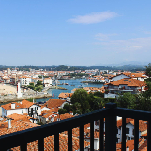 Vue panoramique sur la baie de Saint-Jean-de-Luz depuis l’Hôtel Agur Deneri à Ciboure.