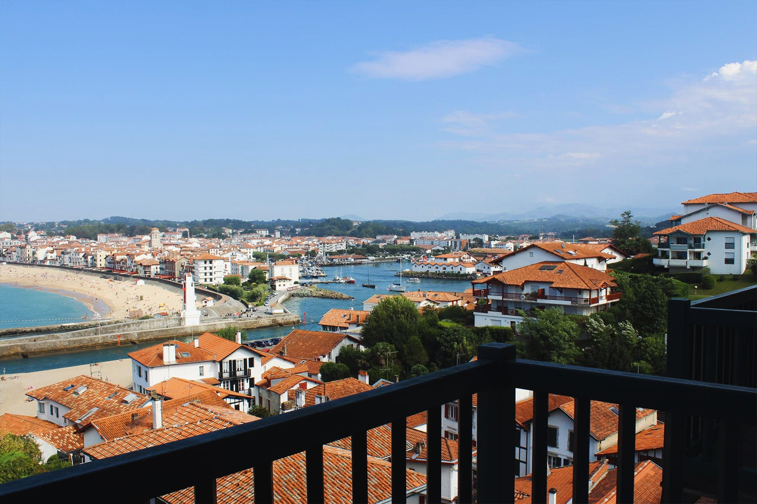 Vue panoramique sur la baie de Saint-Jean-de-Luz depuis l’Hôtel Agur Deneri à Ciboure.