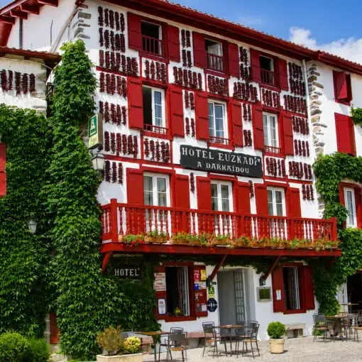 Façade de l’Hôtel-Restaurant Euzkadi à Espelette ornée de piments rouges