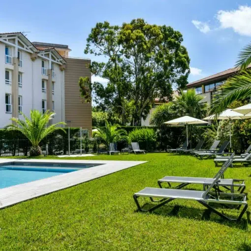Piscine extérieure et jardin de l’Hôtel Jules Verne à Biarritz