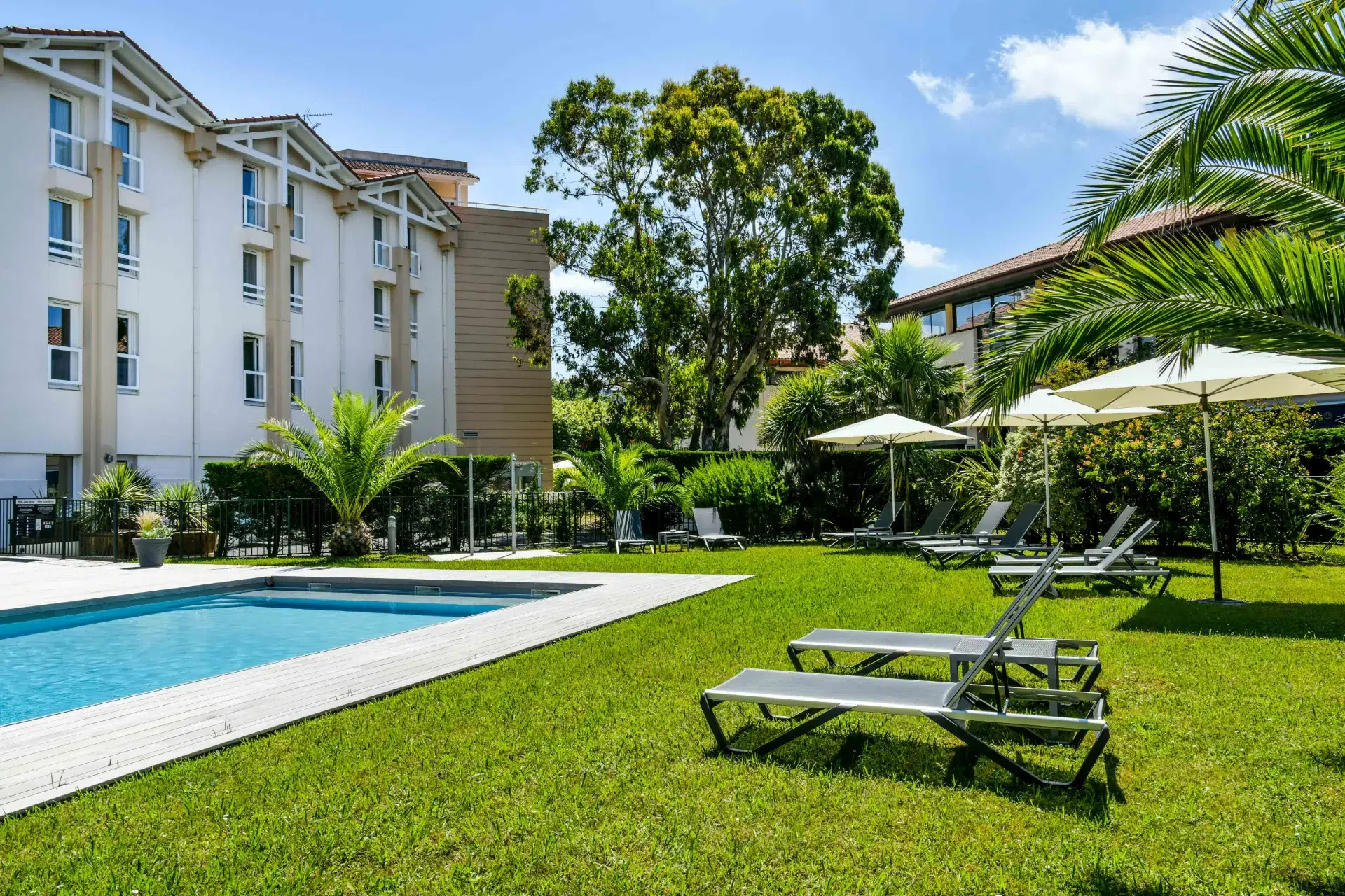 Piscine extérieure et jardin de l’Hôtel Jules Verne à Biarritz