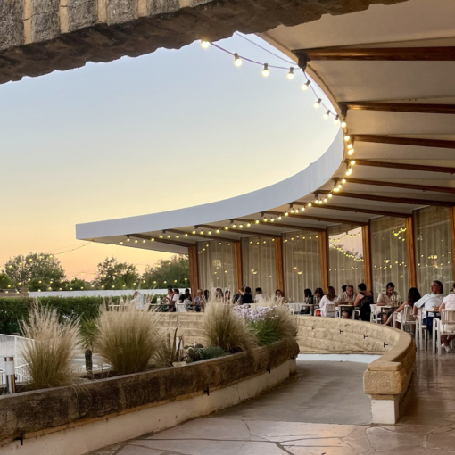 Terrasse de l’Hôtel Les Cabanettes à Arles aux portes de la Camargue