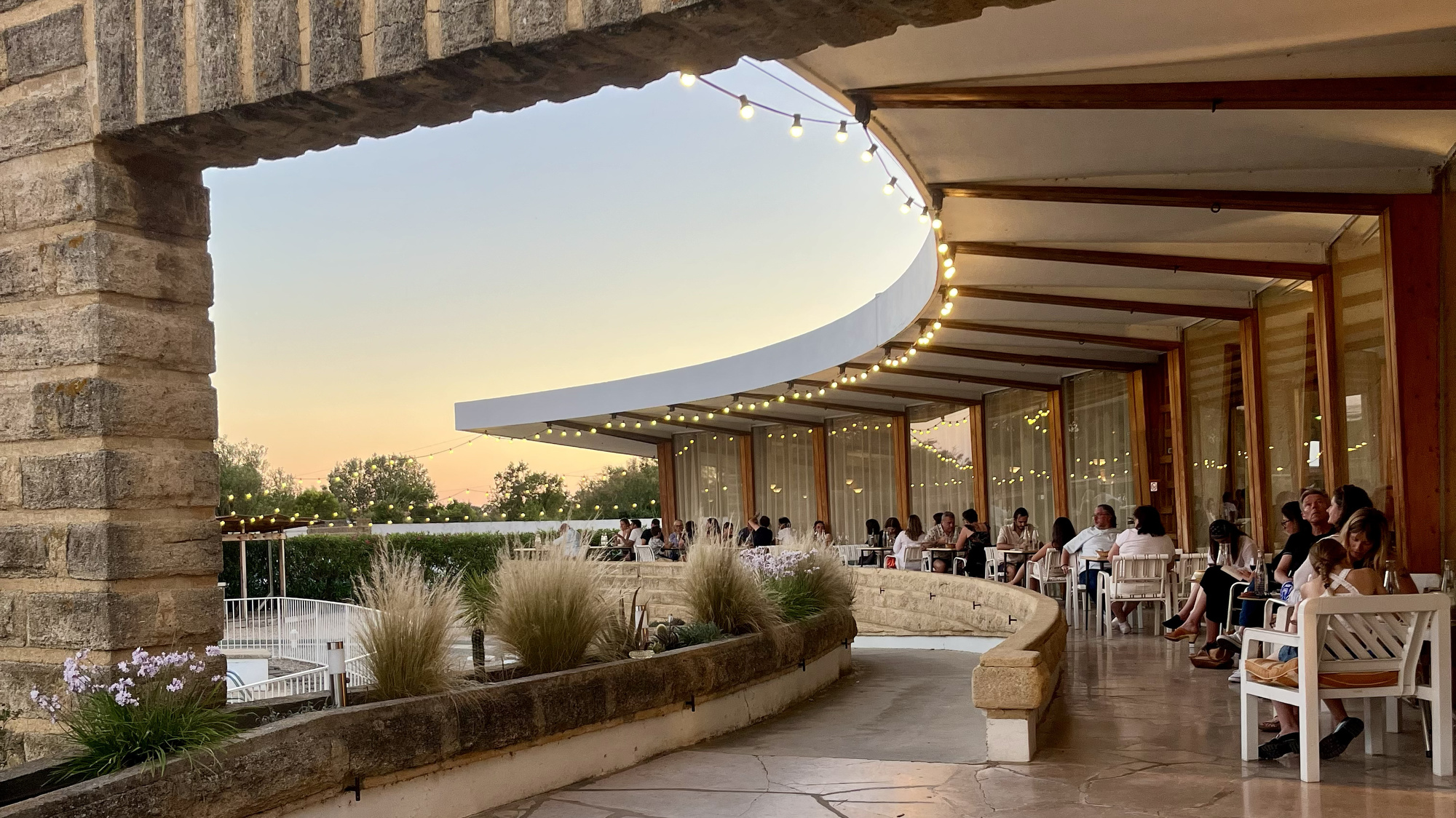 Terrasse de l’Hôtel Les Cabanettes à Arles aux portes de la Camargue