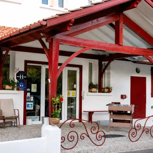 Entrée de l’Hôtel Pyrénées-Atlantiques à Saint-Pée-sur-Nivelle