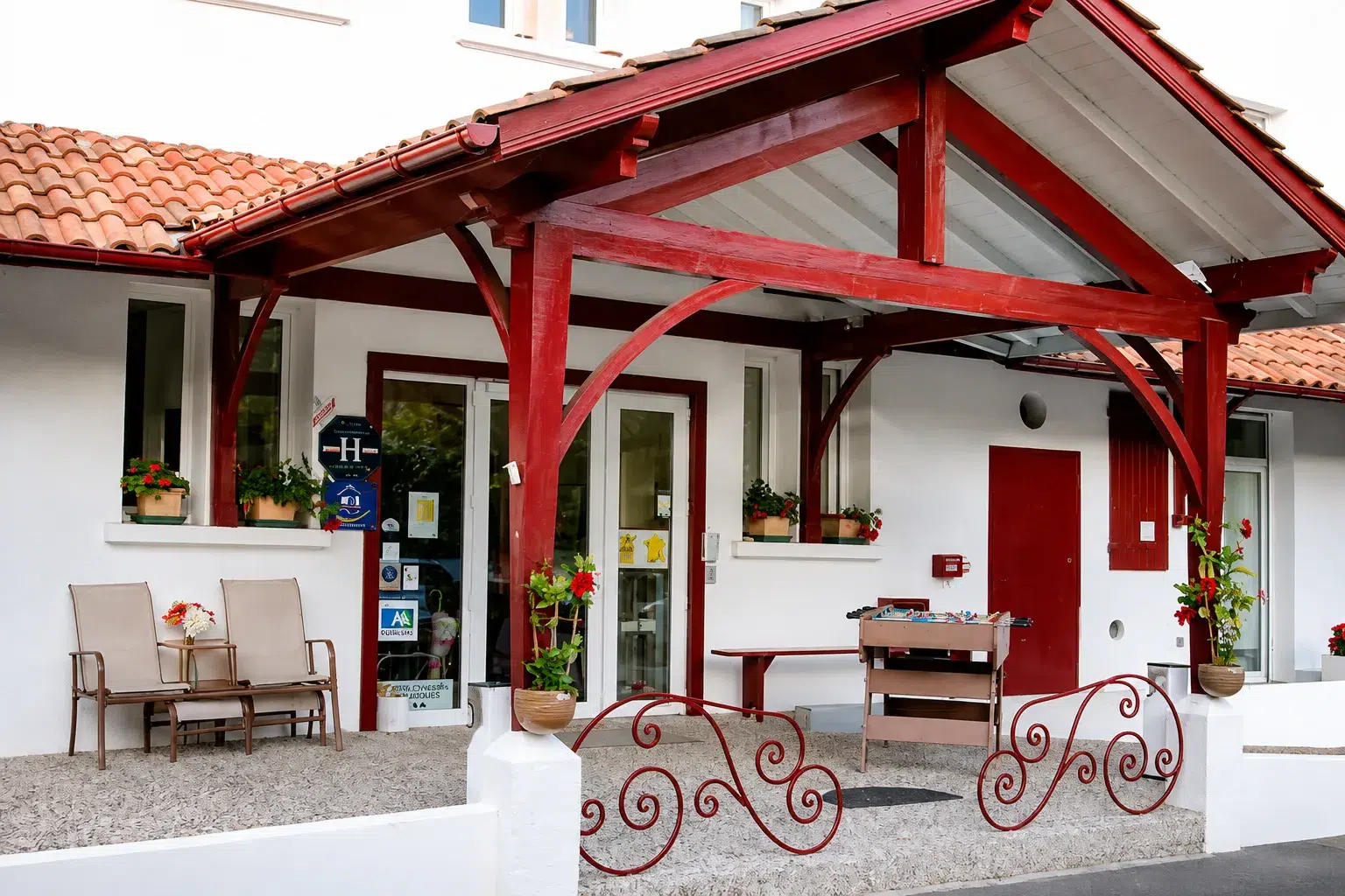 Entrée de l’Hôtel Pyrénées-Atlantiques à Saint-Pée-sur-Nivelle