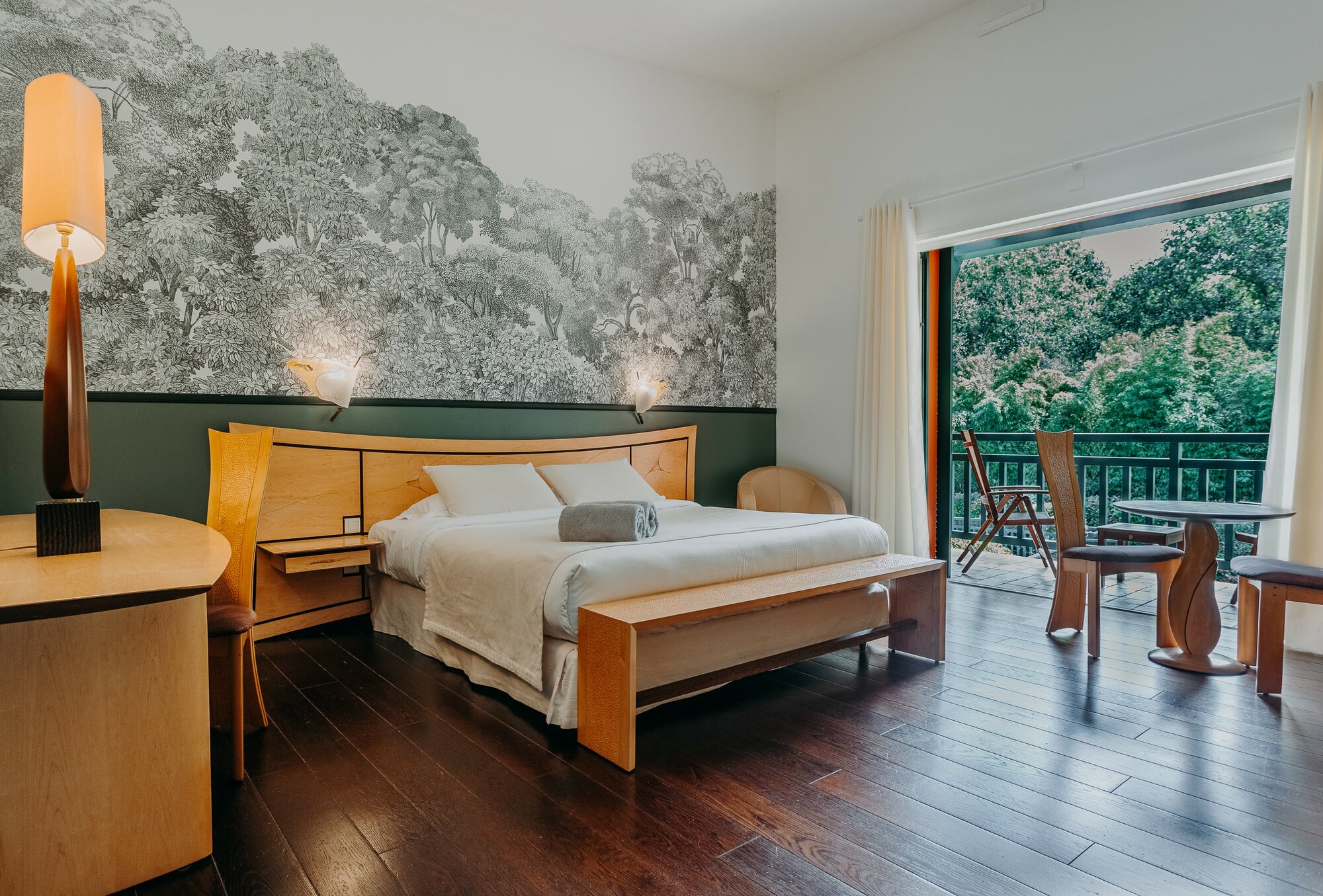 Chambre de l’Hôtel Les Frères Ibarboure à Bidart avec terrasse ouverte sur la nature.