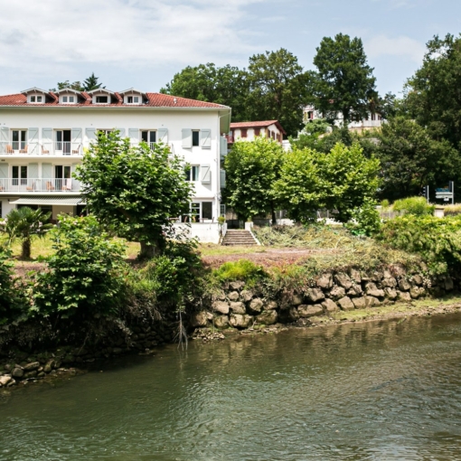 Hôtel du Pont à Ascain au bord de la Nivelle