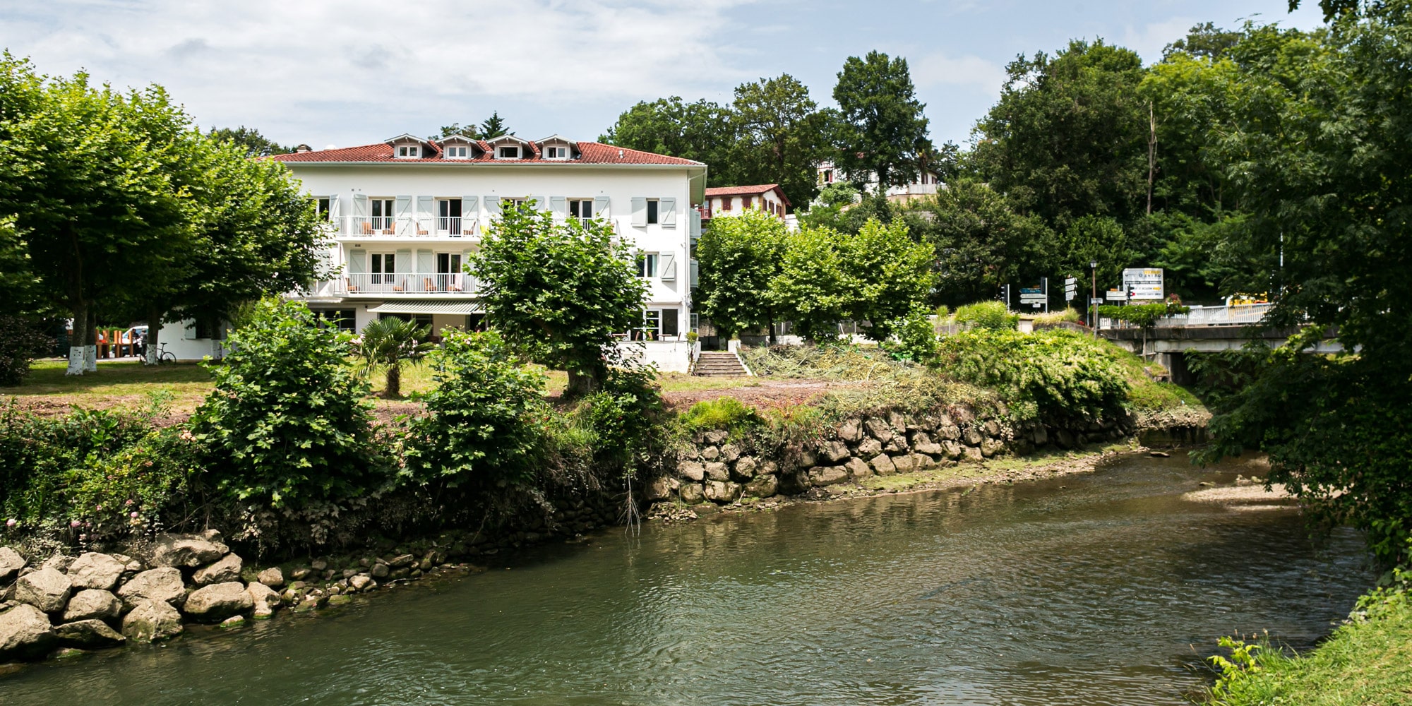 Hôtel du Pont à Ascain au bord de la Nivelle