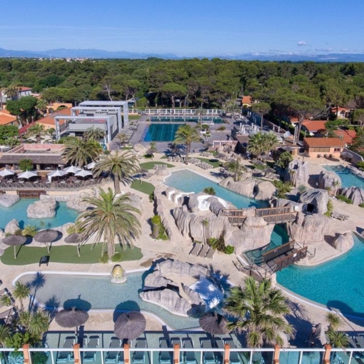 Vue aérienne du parc aquatique du camping 5 étoiles Le Brasilia à Canet-en-Roussillon.