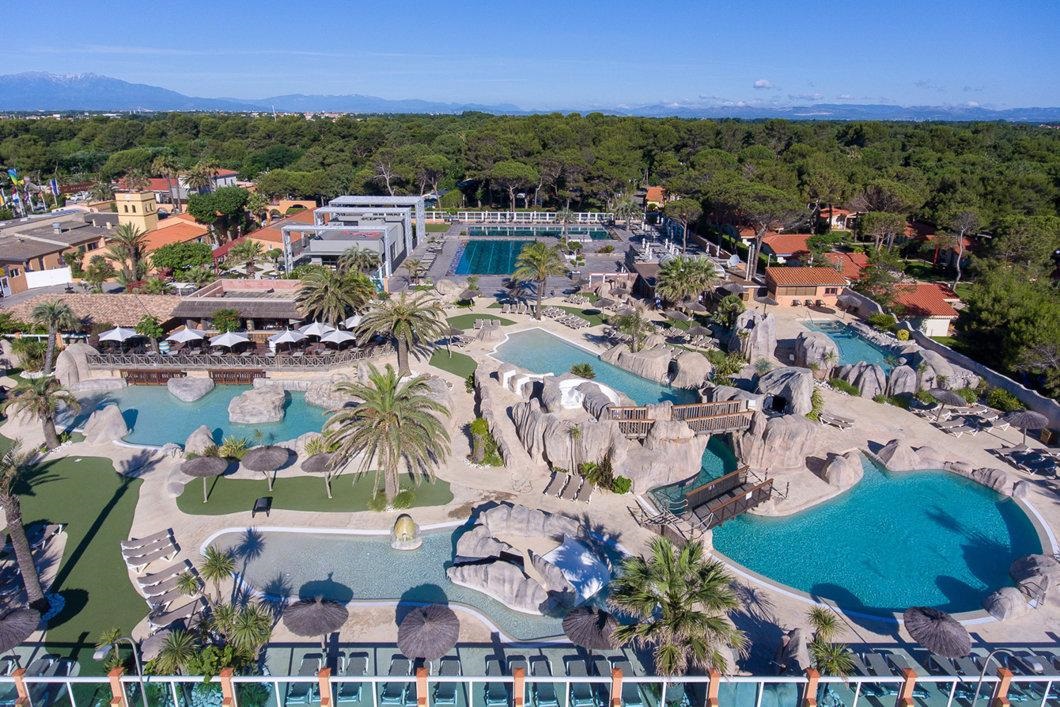 Vue aérienne du parc aquatique du camping 5 étoiles Le Brasilia à Canet-en-Roussillon.
