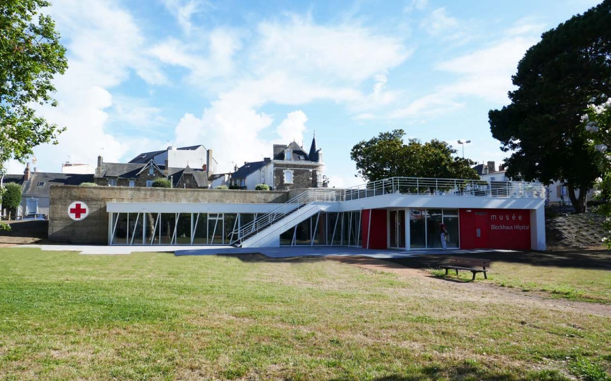 Entrée du musée Blockhaus Hôpital aux Sables-d’Olonne, ancien bunker allemand transformé en espace de visite historique