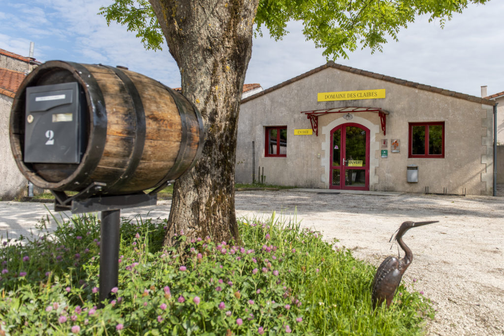 Entrée du Domaine des Claires à Arvert avec son caveau de dégustation au cœur du vignoble charentais