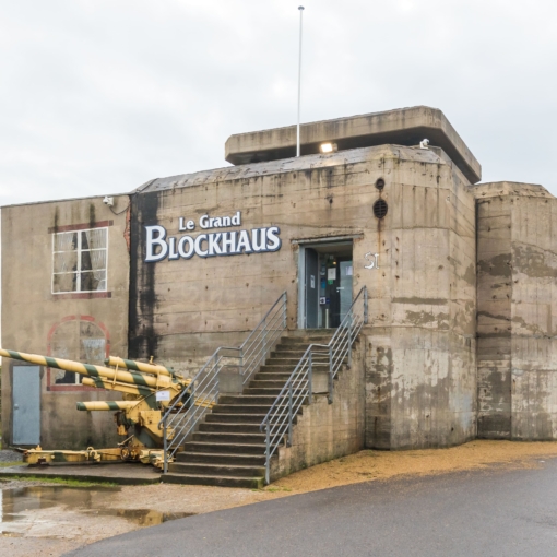 Entrée du Grand Blockhaus à Batz-sur-Mer, authentique bunker transformé en musée consacré à l’histoire du Mur de l’Atlantique