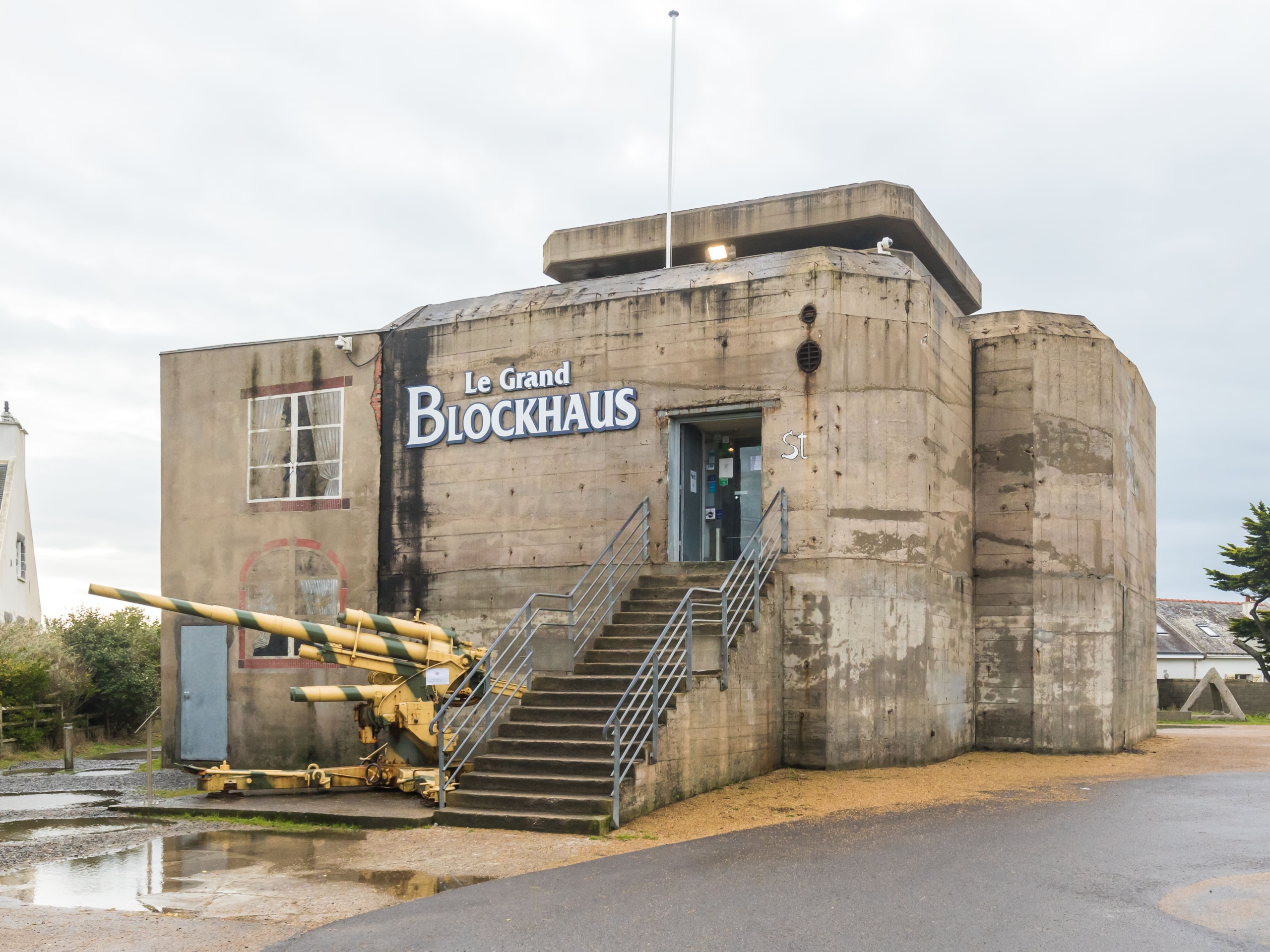 Entrée du Grand Blockhaus à Batz-sur-Mer, authentique bunker transformé en musée consacré à l’histoire du Mur de l’Atlantique
