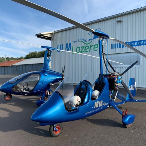Autogires ULM stationnés devant l’école de pilotage ULM Lozère à Mende pour des baptêmes de l’air et vols découverte