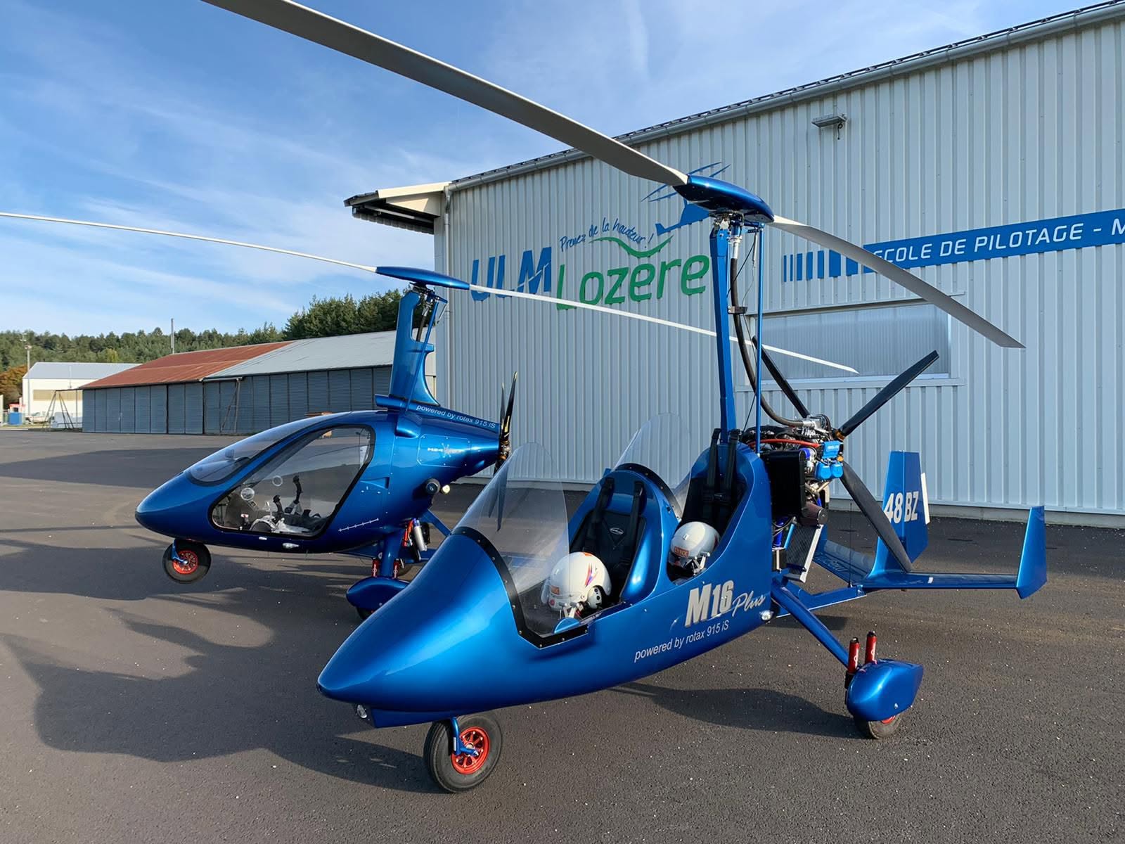 Autogires ULM stationnés devant l’école de pilotage ULM Lozère à Mende pour des baptêmes de l’air et vols découverte