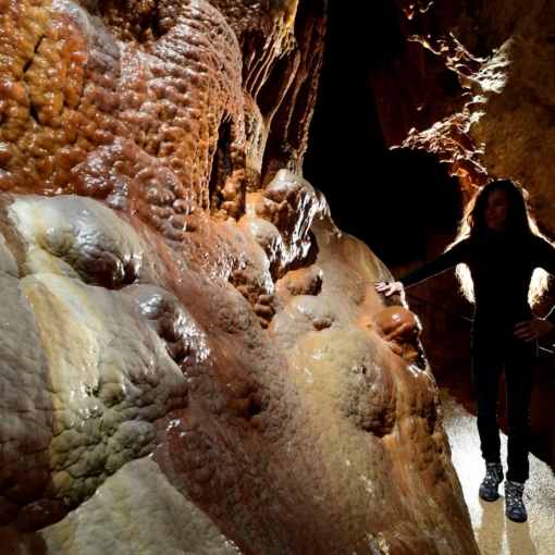 Concrétions monumentales de la Grotte de Dargilan en Lozère lors de l'escape game Le Sang Maudit – Origine.