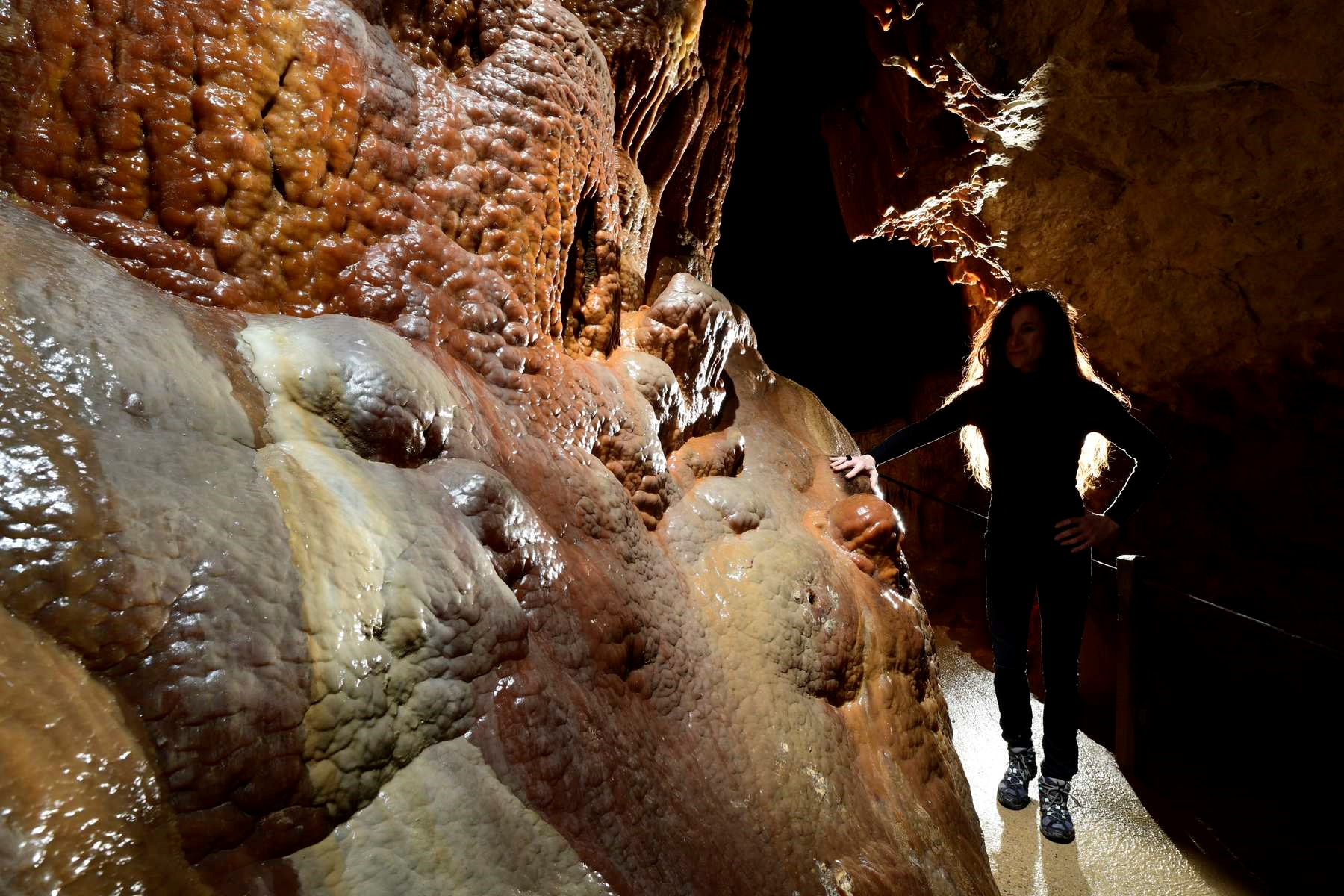 Concrétions monumentales de la Grotte de Dargilan en Lozère lors de l'escape game Le Sang Maudit – Origine.